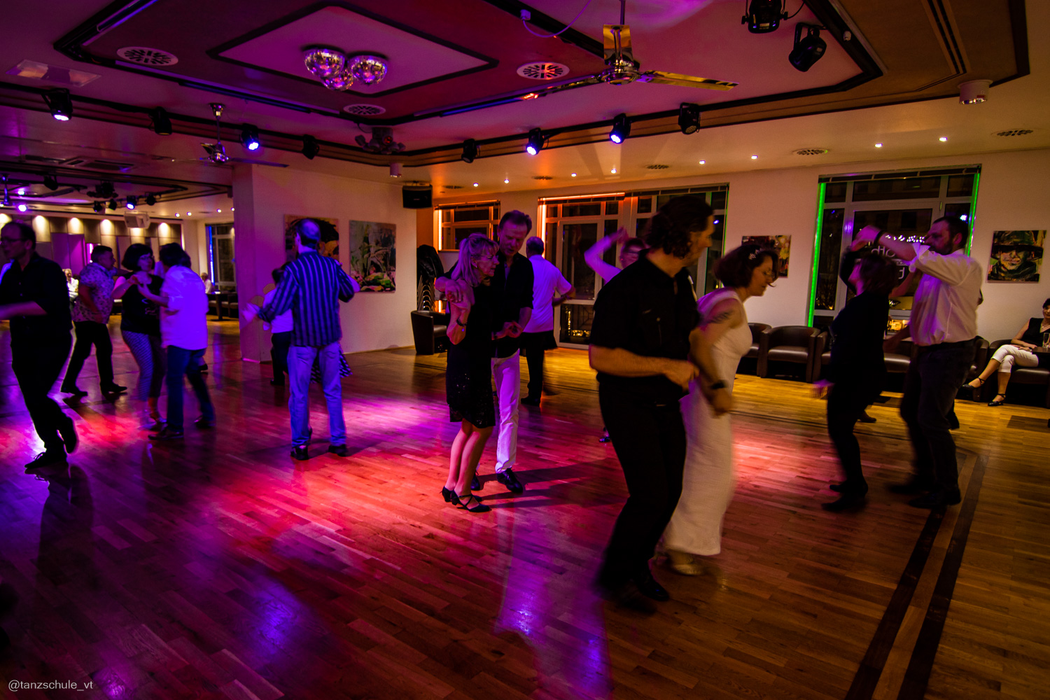 20230318 Black and White Tanzparty 3459